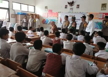 Pembagian makan siang bergizi dihadiri langsung oleh Kapolda Jabar, Irjen Pol Akhmad Wiyagus, didampingi Kapolres Indramayu, AKBP Ari Setyawan Wibowo dan Waka Polda Jabar, Brigjen Pol Wibowo.