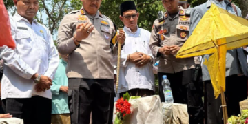 Kapolres Subang, AKBP Ariek Indra Sentanu hadiri pemakaman A.R. (9), seorang siswa SD Belanakan yang meninggal dunia akibat perundungan di sekolah, pada Selasa, 26 November 2024. (FOTO: Istimewa)