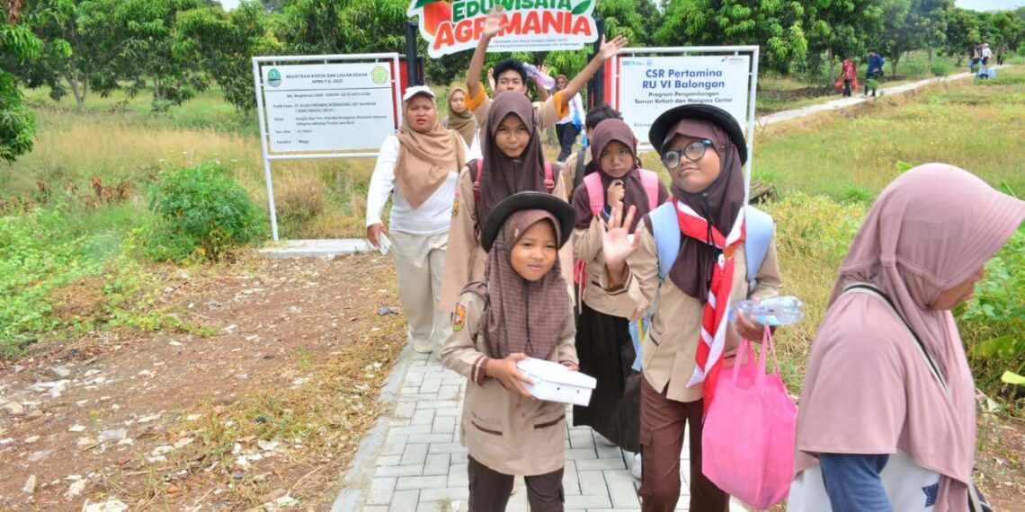 Para siswa berkembutuhan khusus melakukan kegiatan berkeliling kebun mangga Agrimania. (Dok. Satujabar.com)