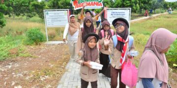 Para siswa berkembutuhan khusus melakukan kegiatan berkeliling kebun mangga Agrimania. (Dok. Satujabar.com)