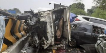 Kecelakaan beruntun di Tol Cipularang Kilometer 92 arah Jakarta, melibatkan 17 Kendaraan, mengakibatkan satu orang tewas, 4 luka Blberat, dan 23 luka ringan.(Foto:Istimewa).