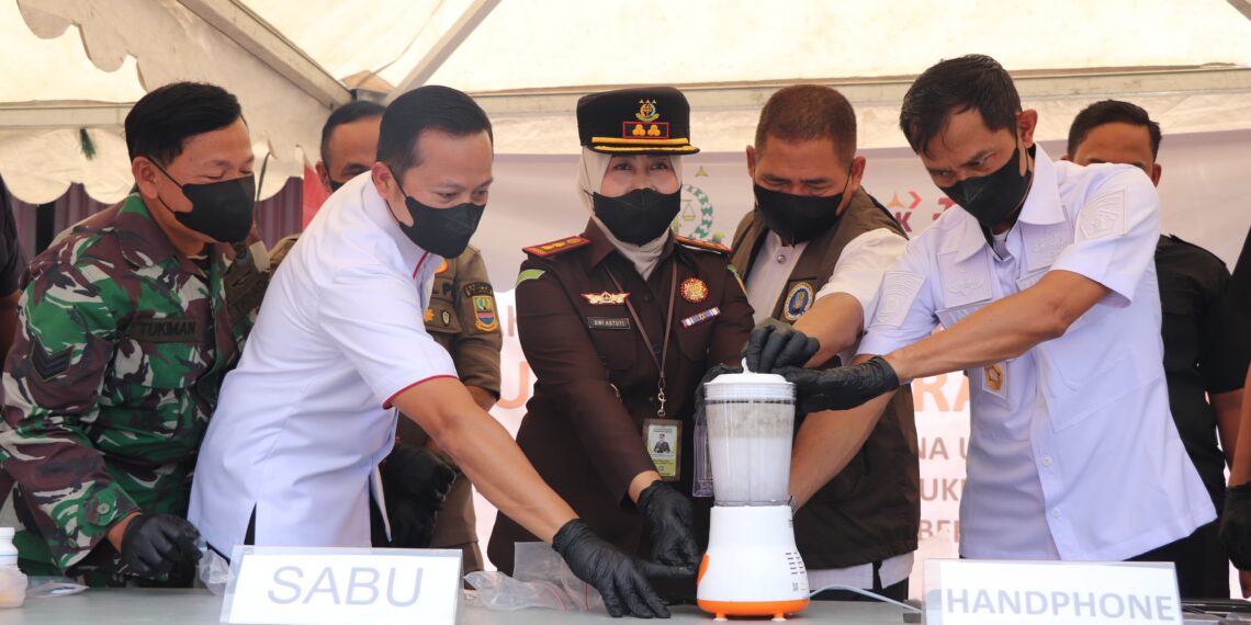 Kejaksaan Negeri (Kejari) Kabupaten Bekasi menggelar pemusnahan barang bukti perkara tindak pidana di halaman kantor Kejari, Komplek Pemkab Bekasi, Cikarang Pusat pada Rabu (20/11/2024). Foto : Jaja Jaelani.