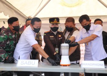 Kejaksaan Negeri (Kejari) Kabupaten Bekasi menggelar pemusnahan barang bukti perkara tindak pidana di halaman kantor Kejari, Komplek Pemkab Bekasi, Cikarang Pusat pada Rabu (20/11/2024). Foto : Jaja Jaelani.