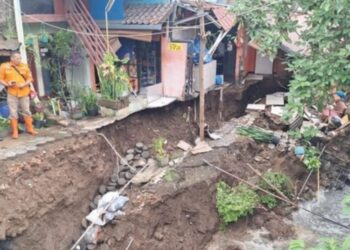 Kirmir Sungai Citepus di Kelurahan Arjuna, Kecamatan Cicendo, Kota Bandung, ambrol diguyur hujan.(Foto:Istimewa)