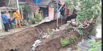 Kirmir Sungai Citepus di Kelurahan Arjuna, Kecamatan Cicendo, Kota Bandung, ambrol diguyur hujan.(Foto:Istimewa)