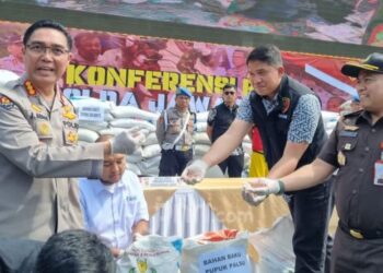 Kabid Humas Polda Jabar, Kombes Pol. Jules Abraham bersama Wadireskrimsus, AKBP Maruly Pardede, saat menggelar konferensi pers pengungkapan pabrik pupuk palsu di Kabupaten Bandung Barat.(Foto:Humas Polda Jabar).