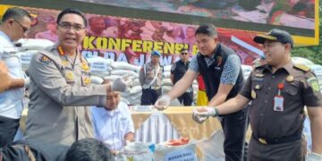 Kabid Humas Polda Jabar, Kombes Pol. Jules Abraham bersama Wadireskrimsus, AKBP Maruly Pardede, saat menggelar konferensi pers pengungkapan pabrik pupuk palsu di Kabupaten Bandung Barat.(Foto:Humas Polda Jabar).