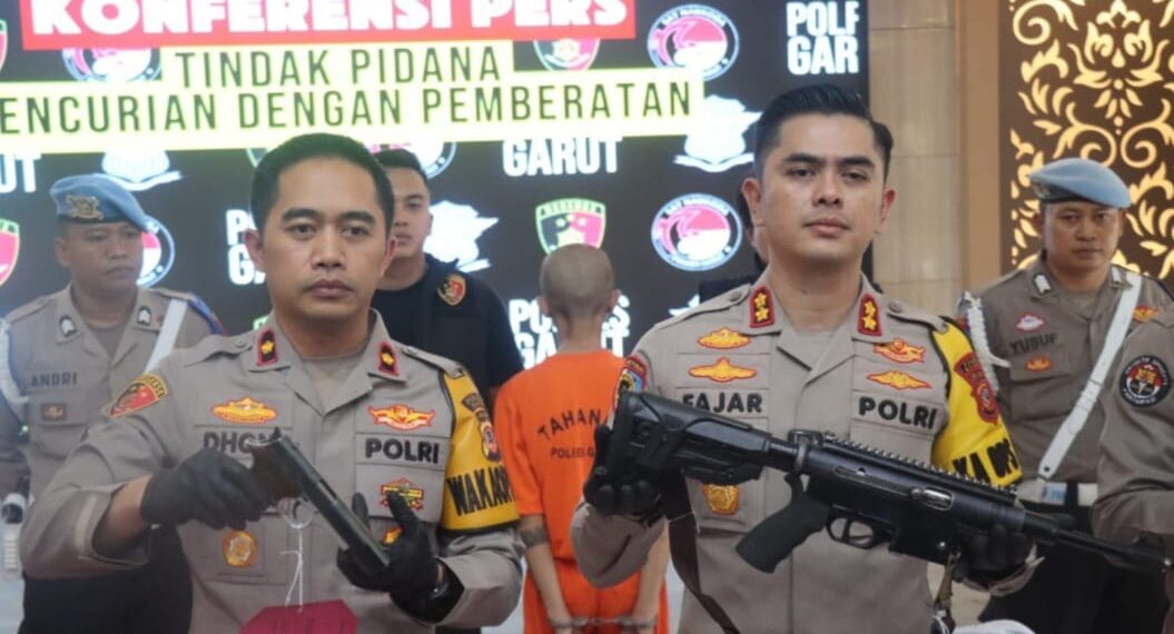 Kapolres Garut, AKBP M. Fajar Gemilang, menunjukkan senjata api laras panjang yang digunakan dua orang begal sudah lama jadi target operasi.(Foto:Istimewa).