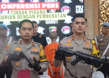 Kapolres Garut, AKBP M. Fajar Gemilang, menunjukkan senjata api laras panjang yang digunakan dua orang begal sudah lama jadi target operasi.(Foto:Istimewa).