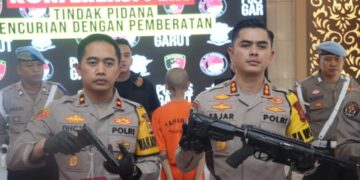 Kapolres Garut, AKBP M. Fajar Gemilang, menunjukkan senjata api laras panjang yang digunakan dua orang begal sudah lama jadi target operasi.(Foto:Istimewa).