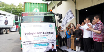 Menteri Perdagangan (Mendag), Budi Santoso, melepas ekspor produk kerajinan milik PT Out of Asia yang akan dikirim ke Amerika, Eropa, dan Timur Tengah, di Kabupaten Sleman, Yogyakarta, pada Senin (25/11).