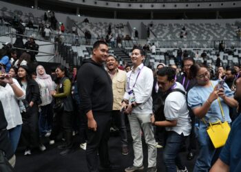 Menteri Pemuda dan Olahraga Repulik Indonesia (Menpora RI) Dito Ariotedjo bersama Wamenpora Taufik Hidayat hari Minggu (24/11) sore menyaksikan lanjutan pertandingan Kualifikasi FIBA Asia Cup 2025 di Indonesia Arena, Senayan, Jakarta.(foto:herry/kemenpora.go.id)