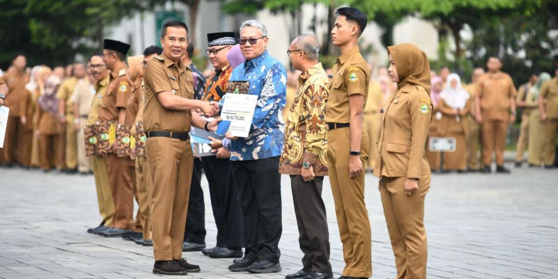 Penjabat (Pj.) Gubernur Jawa Barat, Bey Machmudin, memimpin apel pagi di Gedung Sate, Kota Bandung, yang melibatkan Aparatur Sipil Negara (ASN) Sekretariat Daerah (Setda) dan Badan Pengelola Keuangan dan Aset Daerah (BPKAD) Provinsi Jawa Barat, Senin (4/11/2024).