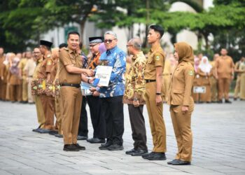 Penjabat (Pj.) Gubernur Jawa Barat, Bey Machmudin, memimpin apel pagi di Gedung Sate, Kota Bandung, yang melibatkan Aparatur Sipil Negara (ASN) Sekretariat Daerah (Setda) dan Badan Pengelola Keuangan dan Aset Daerah (BPKAD) Provinsi Jawa Barat, Senin (4/11/2024).