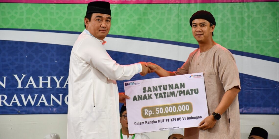 Bantuan diserahkan secara simbolis oleh General Manager PT KPI RU VI Balongan Yulianto Triwibowo, kepada Manager HC RU VI Mahardhika Putra Kurnia. (Dok. Istimewa)