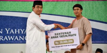 Bantuan diserahkan secara simbolis oleh General Manager PT KPI RU VI Balongan Yulianto Triwibowo, kepada Manager HC RU VI Mahardhika Putra Kurnia. (Dok. Istimewa)