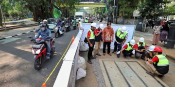 Pengerjaan ducting di Kota Bandung.(FOTO: Humas Pemkot Bandung)