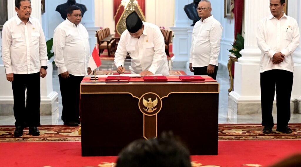 Presiden Prabowo Subianto Tandatangani Peraturan Pemerintah tentang Penghapusan Piutang Macet untuk UMKM.(FOTO: Setkab)