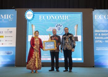 bank bjb menerima penghargaan bergengsi The Best Indonesia IT & Digital Operational Excellence Award 2024 kategori Platinum Award dari Economic Review. Penghargaan diterima langsung oleh Johanes Parulian Tamba, Pemimpin Divisi Information Technology bank bjb.(FOTO: Istimewa)