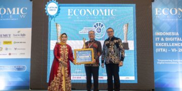 bank bjb menerima penghargaan bergengsi The Best Indonesia IT & Digital Operational Excellence Award 2024 kategori Platinum Award dari Economic Review. Penghargaan diterima langsung oleh Johanes Parulian Tamba, Pemimpin Divisi Information Technology bank bjb.(FOTO: Istimewa)
