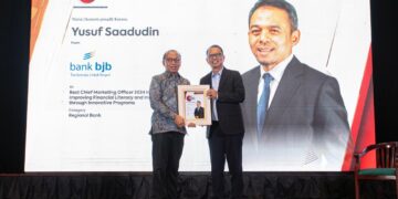 Penghargaan Best CMO Award 2024 dari Warta Ekonomi kepada Direktur Konsumer dan Ritel bank bjb Yusuf Saadudin diberikan pada Kamis (28/11) di The Sultan Hotel & Residence Jakarta. Adapun penerimaan penghargaan diwakili oleh Senior Vice President Consumer Banking bjb Joko Hartono Kalisman.