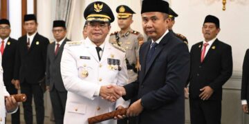 PenjabatGubernur Jawa Barat Bey Machmudin resmi melantik Budi Waluya sebagai Pj Bupati Ciamis dan Agus Toyib sebagai Pj Bupati Kuningan