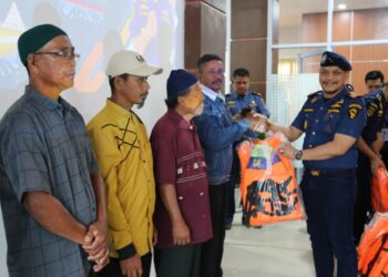 Kantor KSOP Kelas I Dumai memberikan bantuan alat keselamatan pelayaran berupa 200 unit life jacket kepada kapal-kapal pelra. (Dok. Istimewa)