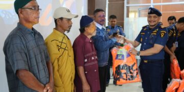 Kantor KSOP Kelas I Dumai memberikan bantuan alat keselamatan pelayaran berupa 200 unit life jacket kepada kapal-kapal pelra. (Dok. Istimewa)