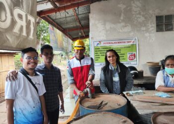 Caption: Pertamina Patra Niaga bergerak cepat menyalurkan bantuan sembako kepada pengungsi bencana erupsi Gunung Lewotobi Laki-Laki. (Dok. Istimewa)