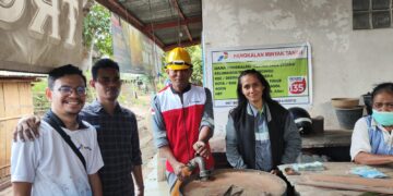 Caption: Pertamina Patra Niaga bergerak cepat menyalurkan bantuan sembako kepada pengungsi bencana erupsi Gunung Lewotobi Laki-Laki. (Dok. Istimewa)