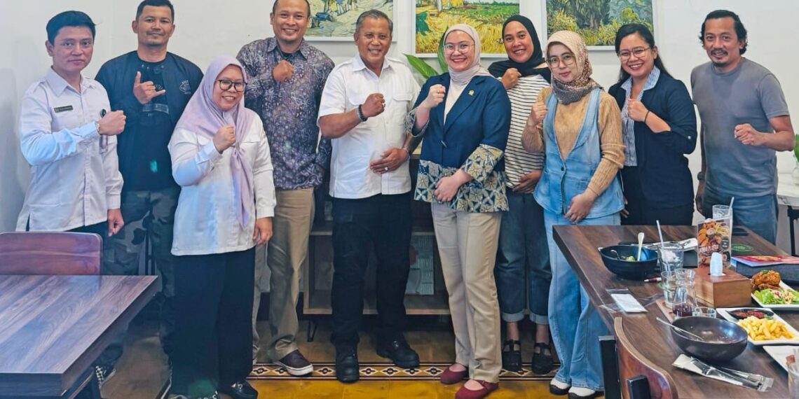 Dewan Perwakilan Daerah (DPD) RI melakukan pertemuan dengan Persatuan Olahraga Sepatu Roda Seluruh Indonesia (Porserosi) Jawa Barat (Jabar), Selasa (5/11), di Bandung, Jabar. Kegiatan ini bertujuan untuk membahas berbagai isu terkait pengembangan olahraga sepatu roda di Jabar.(FOTO: Istimewa)