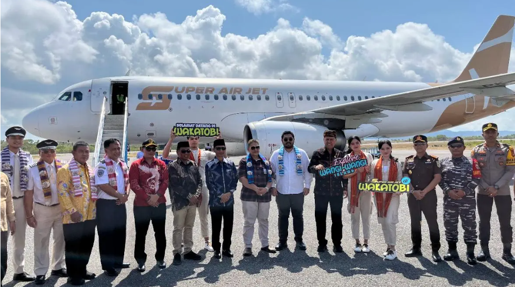 Penerbangan perdana Super Air Jet Wakatobi-Makassar ini berlangsung pada Kamis, 31 Oktober 2024, di Bandara Matahora, Wakatobi.