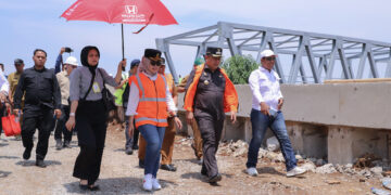 Pj Bupati Bekasi Dedy Supriyadi bersama Kepala Kejaksaan Negeri Kabupaten Bekasi, Dwi Astuti Beniyati, meninjau proyek strategis daerah pembangunan Jembatan Kuning atau Jembatan Citarum di Desa Pantai Bakti, Kecamatan Muaragembong, pada Selasa, (05/11/2024). FOTO : ENDAR RAZIQ B / NEWSROOM DISKOMINFOSANTIK.