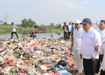 Pj Bupati Bekasi Dedy Supriyadi meninjau tumpukan sampah sepanjang 200 meter di TPS ilegal yang ada di bantaran Kali CBL (Cikarang Bekasi Laut) Desa Muara Bakti, Kecamatan Babelan pada Minggu (17/11/2024). Foto : Andre M Jafar/Newsroom Diskominfosantik.