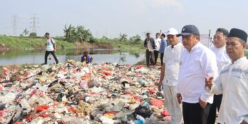 Pj Bupati Bekasi Dedy Supriyadi meninjau tumpukan sampah sepanjang 200 meter di TPS ilegal yang ada di bantaran Kali CBL (Cikarang Bekasi Laut) Desa Muara Bakti, Kecamatan Babelan pada Minggu (17/11/2024). Foto : Andre M Jafar/Newsroom Diskominfosantik.