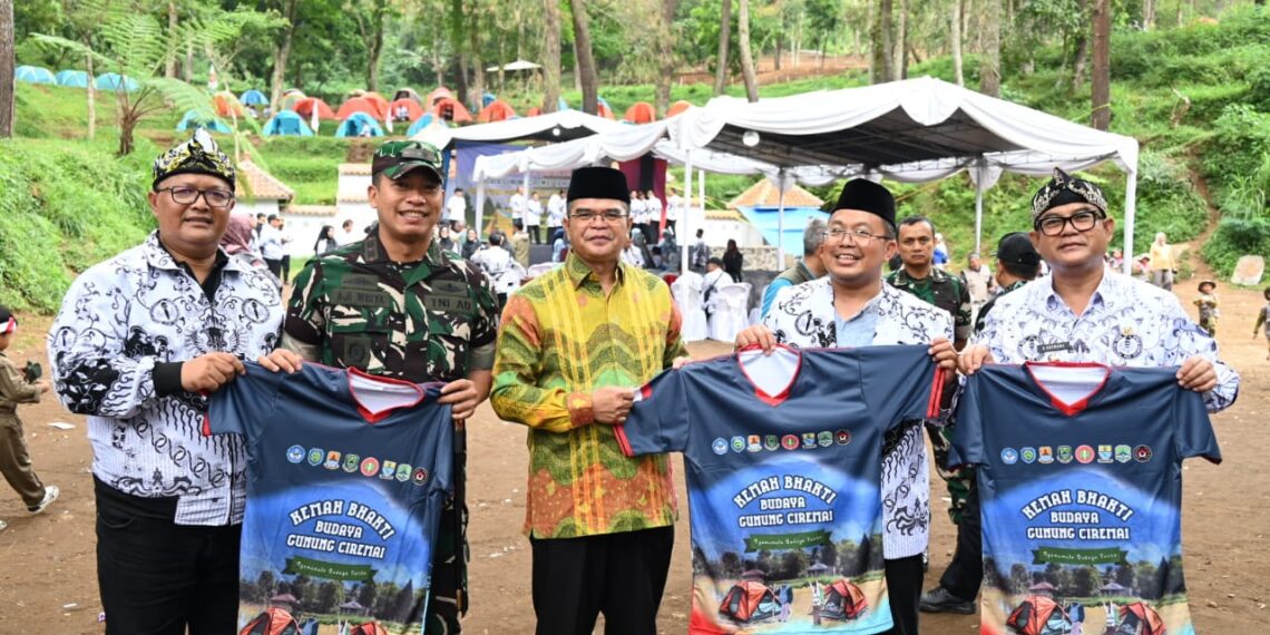 Pj Bupati Kuningan Buka Kemah Bhakti Budaya Gunung Ciremai.