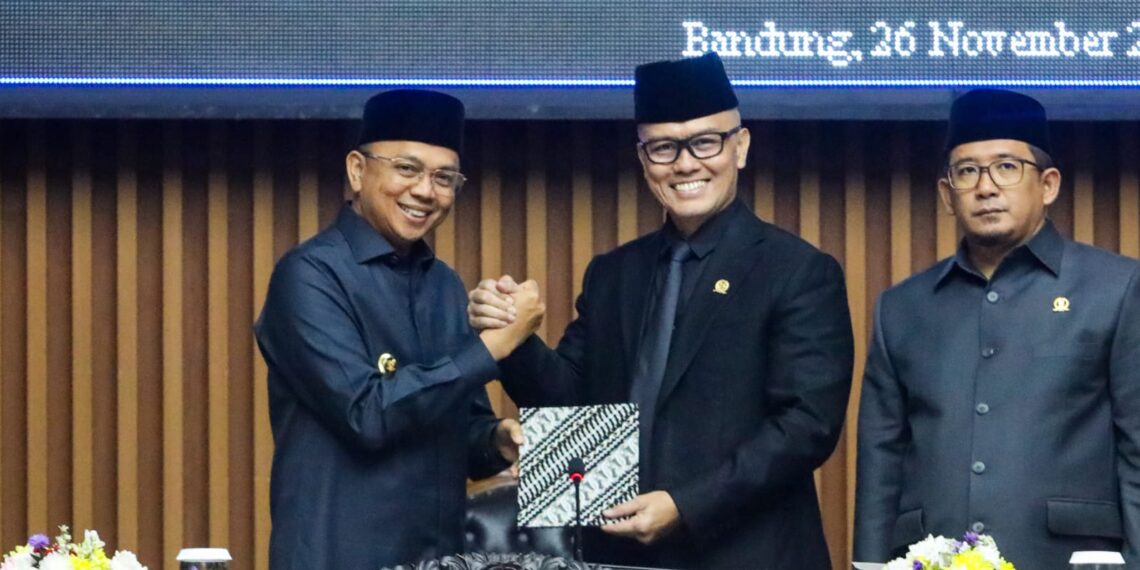 Pj Wali Kota Bandung A. Koswara dan Pimpinan DPRD Kota Bandung Edwin Senjaya.(FOTO: Humas Pemkot Bandung)