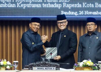 Pj Wali Kota Bandung A. Koswara dan Pimpinan DPRD Kota Bandung Edwin Senjaya.(FOTO: Humas Pemkot Bandung)