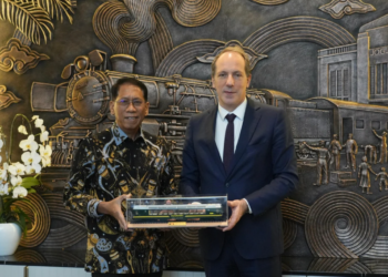 Direktur Utama KAI Didiek Hartantyo menerima kunjungan Besar Prancis untuk Indonesia, Fabian Penone di Ruang Rapat Jaladara, Jakarta Railway Center pada Jumat (29/11). (FOTO: Humas KAI)