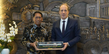 Direktur Utama KAI Didiek Hartantyo menerima kunjungan Besar Prancis untuk Indonesia, Fabian Penone di Ruang Rapat Jaladara, Jakarta Railway Center pada Jumat (29/11). (FOTO: Humas KAI)