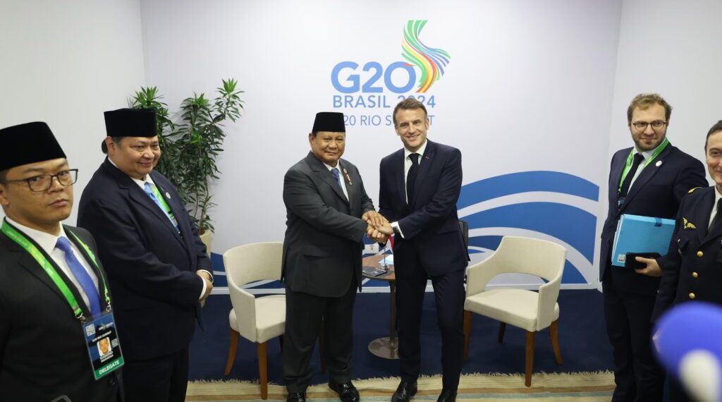 Presiden Republik Indonesia, Prabowo Subianto, mengadakan pertemuan bilateral dengan Presiden Prancis, Emmanuel Macron, di sela-sela Konferensi Tingkat Tinggi (KTT) G20 yang berlangsung di Brasil pada Selasa, 19 November 2024. Pertemuan ini menjadi momen penting untuk memperkuat hubungan bilateral antara Indonesia dan Prancis di berbagai sektor strategis.(FOTO: Setkab)