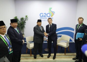 Presiden Republik Indonesia, Prabowo Subianto, mengadakan pertemuan bilateral dengan Presiden Prancis, Emmanuel Macron, di sela-sela Konferensi Tingkat Tinggi (KTT) G20 yang berlangsung di Brasil pada Selasa, 19 November 2024. Pertemuan ini menjadi momen penting untuk memperkuat hubungan bilateral antara Indonesia dan Prancis di berbagai sektor strategis.(FOTO: Setkab)