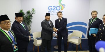 Presiden Republik Indonesia, Prabowo Subianto, mengadakan pertemuan bilateral dengan Presiden Prancis, Emmanuel Macron, di sela-sela Konferensi Tingkat Tinggi (KTT) G20 yang berlangsung di Brasil pada Selasa, 19 November 2024. Pertemuan ini menjadi momen penting untuk memperkuat hubungan bilateral antara Indonesia dan Prancis di berbagai sektor strategis.(FOTO: Setkab)