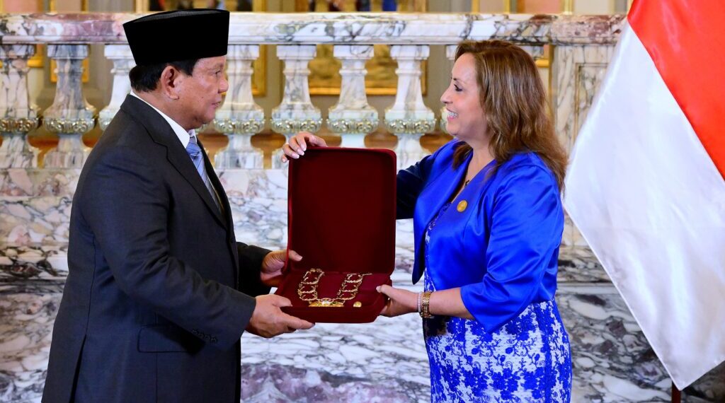 Dalam rangka kunjungan resmi ke Peru, Presiden Republik Indonesia, Prabowo Subianto, dianugerahi penghargaan tertinggi dari Pemerintah Peru, "Grand Cross of the Order of the Sun of Peru" (El Sol del Perú). (FOTO: Setkab)