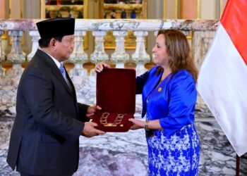 Dalam rangka kunjungan resmi ke Peru, Presiden Republik Indonesia, Prabowo Subianto, dianugerahi penghargaan tertinggi dari Pemerintah Peru, "Grand Cross of the Order of the Sun of Peru" (El Sol del Perú). (FOTO: Setkab)