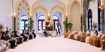 Presiden Republik Indonesia, Prabowo Subianto, melakukan pertemuan bilateral dengan Presiden Persatuan Emirat Arab (PEA), Sheikh Mohamed bin Zayed Al Nahyan (MBZ), di Qasr Al Watn, Abu Dhabi, pada Sabtu, 23 November 2024. Pertemuan tersebut menjadi momentum untuk memperkuat hubungan kedua negara yang selama ini telah terjalin dengan baik.