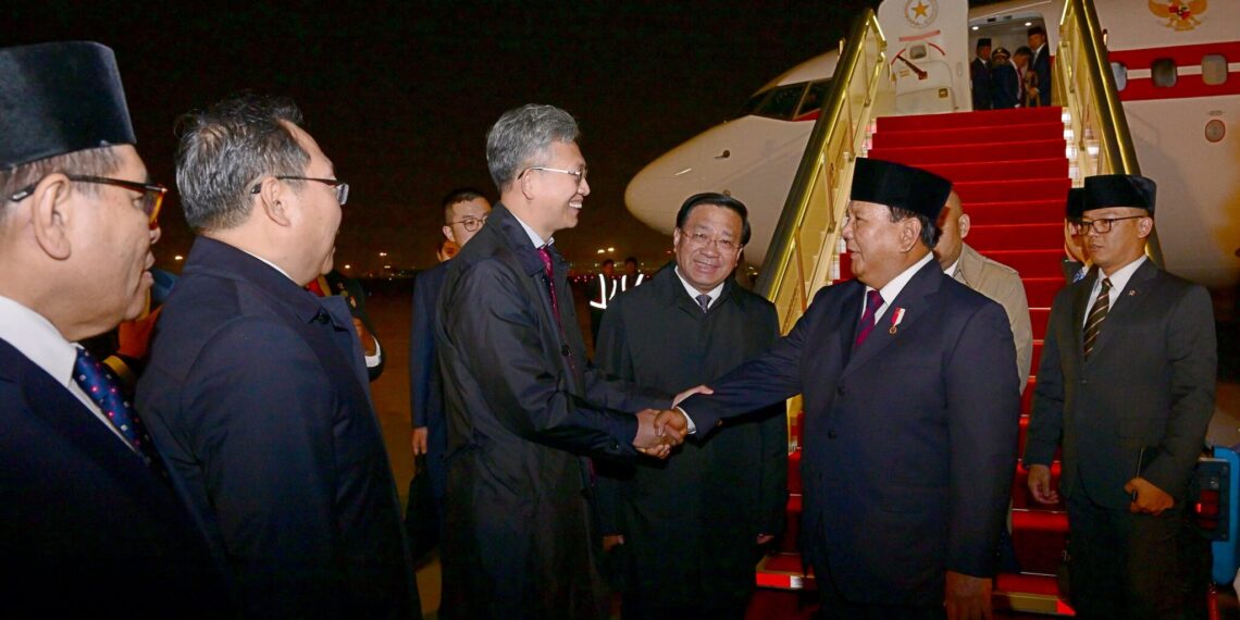 Presiden Prabowo Subianto tiba di Beijing Capital International Airport, Beijing, Republik Rakyat Tiongkok (RRT), Jumat (08/11/202), sekira pukul 18.30 waktu setempat. (Foto: BPMI Setpres/Rusman)