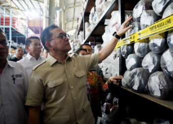 Menteri Perdagangan, Budi Santoso memimpin ekspose kain gulungan yang diduga ilegal senilai Rp90 miliar hasil pengawasan Satuan Tugas (Satgas) Pengawasan Barang Tertentu yang Diberlakukan Tata Niaga Impor yang digelar di Jakarta Utara, Jumat (8 Nov).