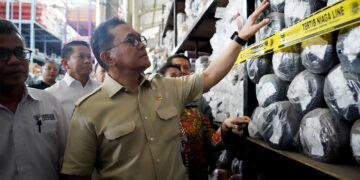Menteri Perdagangan, Budi Santoso memimpin ekspose kain gulungan yang diduga ilegal senilai Rp90 miliar hasil pengawasan Satuan Tugas (Satgas) Pengawasan Barang Tertentu yang Diberlakukan Tata Niaga Impor yang digelar di Jakarta Utara, Jumat (8 Nov).