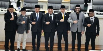 Pj Gubernur Jabar Bey Machmudin bersama Pimpinan DPRD Jabar.(FOTO: Humas Pemprov Jabar)